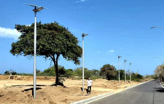 Poste de alumbrado público de acero inoxidable blanco de 10 m con panel solar